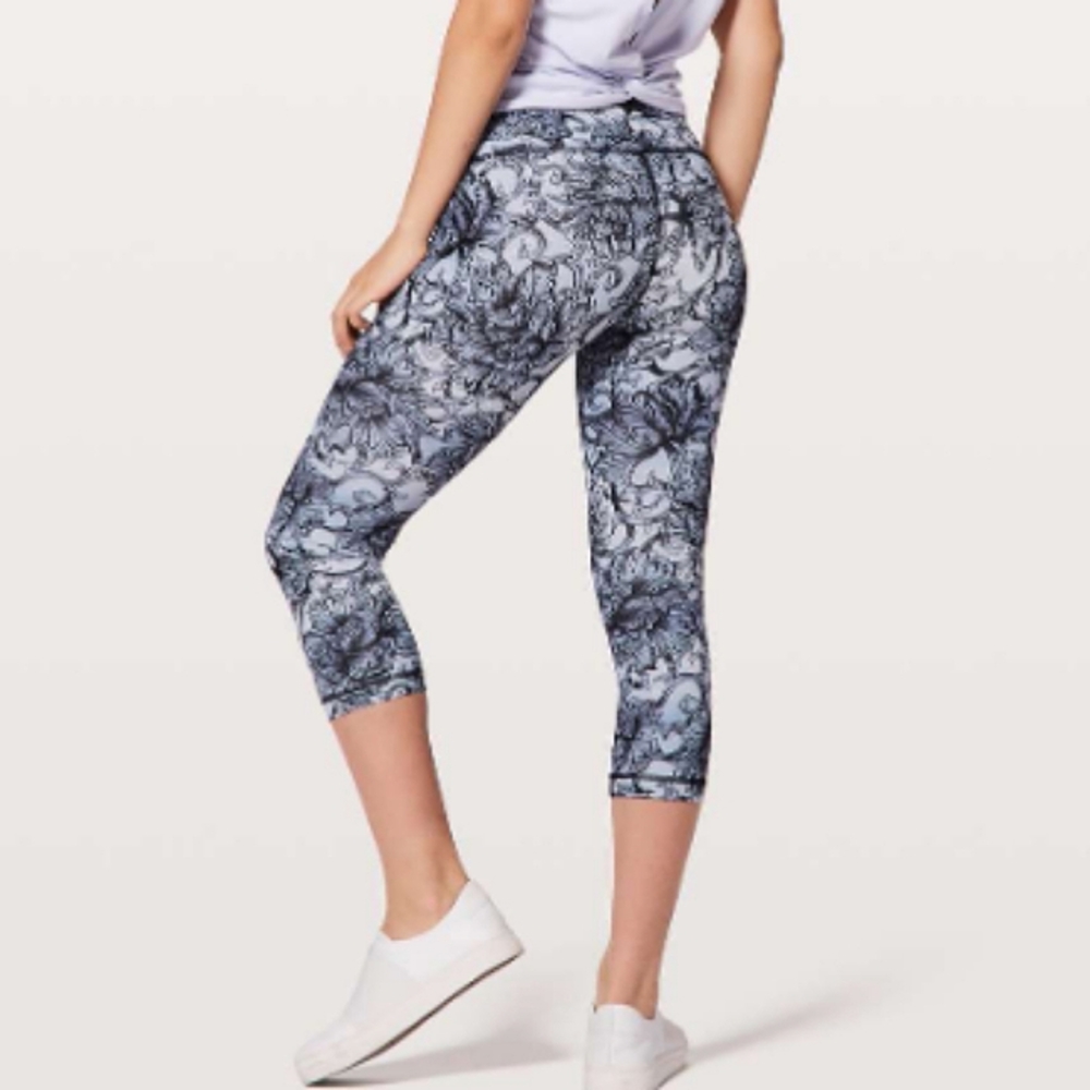 Lululemon Wunder Under Light Purple Size 6 Crop 21" Leggings